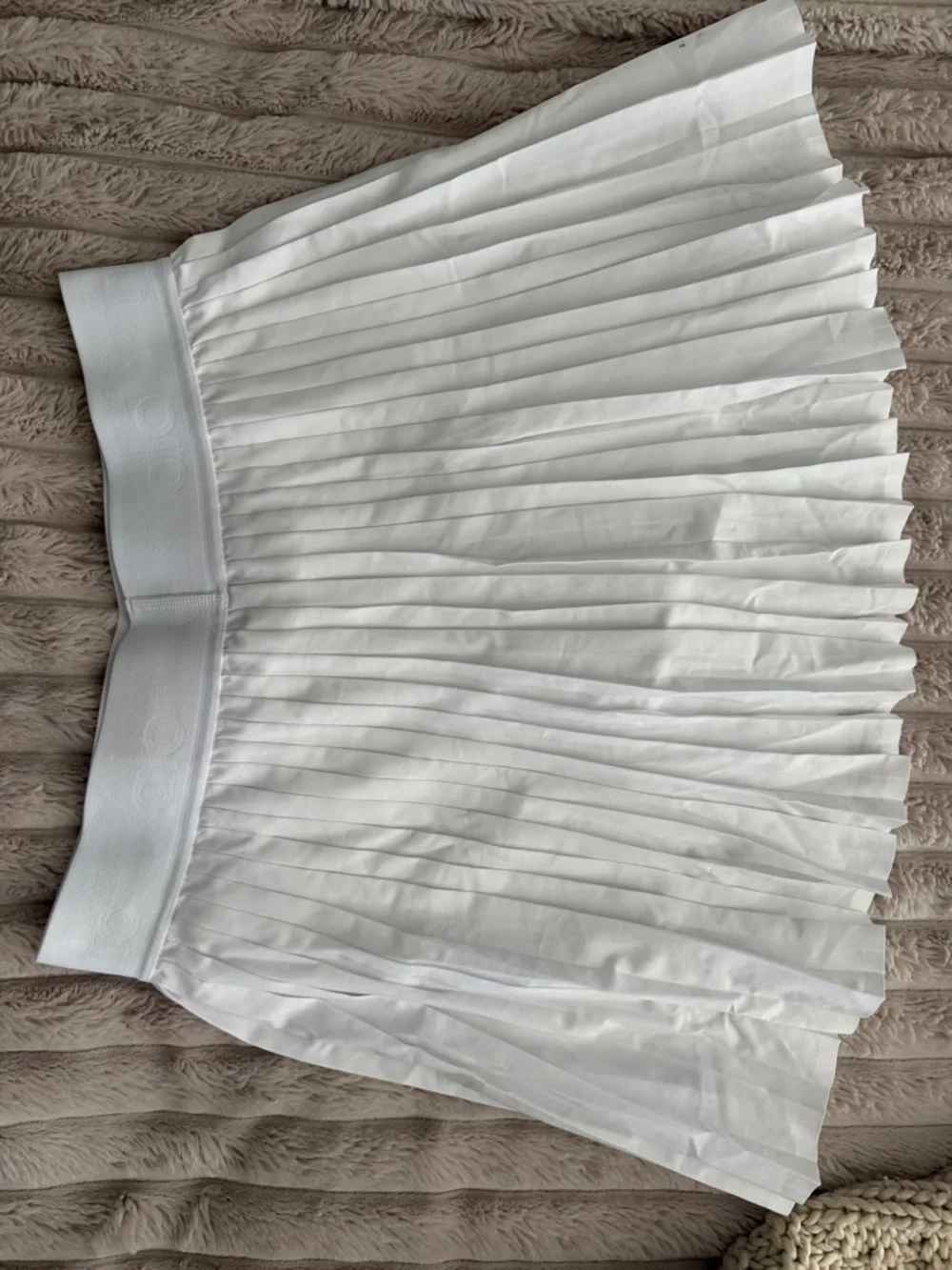 ALO Yoga White Pleated Athletic Skirt with Built-In Short
